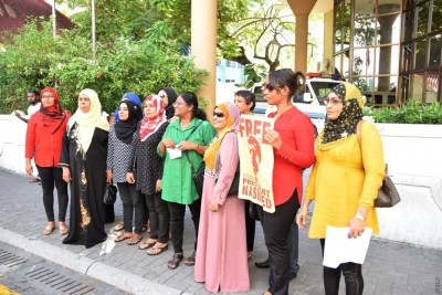 އެއާޕޯޓުގައި މުޒާހަރާ ކުރި މީހުންގެ ޝަރީއަތް ނޫސްވެރިން ނުވައްދައި ކުރިއަށްގެންގޮސްފި