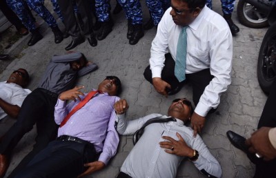 މަޖިލިހަށް ވަންނަން އުޅުނު އިދިކޮޅު މެމްބަރުންނަށް އަނިޔާވެއްޖެ