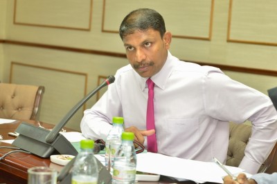 ދައުލަތުގެ މުވައްޒަފުންނަށް ވިޔަފާރިވެރިއެއްގެ އަތުން މުސާރަ ދޭން ޖެހުނު: ރިޔާޒު ރަޝީދު