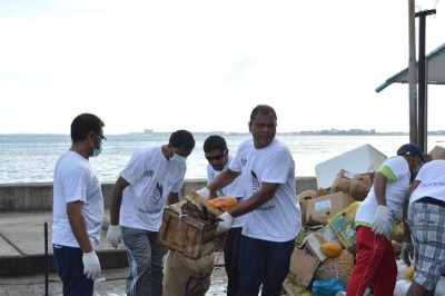 ކަސްޓަމްސް މުވައްޒަފުން ނުކުމެ ބާޒާރުމަތި ސާފުކޮށްފި