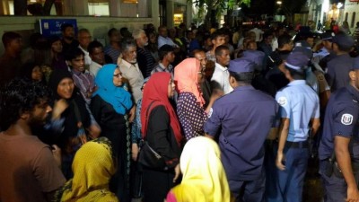އެމްޑީޕީން ރޭ ކުރި މުޒާހަރާއާ ގުޅިގެން ތިން މީހަކު ހައްޔަރު ކޮށްފި