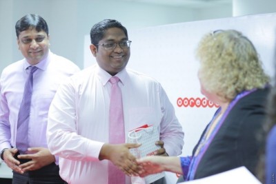 އުރީދޫ އިން ޗައިލްޑް ހެލްޕްލައިނަށް ހިލޭ ގުޅޭ ފޯންލައިނަކާ އެކު ފައިސާ ހަދިޔާކޮށްފި
