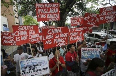 ޗައިނާ އިން ހިއްކާ ރަށްތަކާ ދެކޮޅަށް ފިލިޕީންސުގައި މުޒާހަރާކޮށްފި