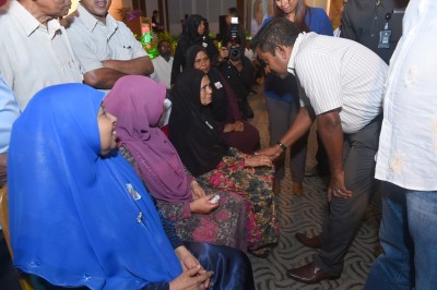 ދޮށީ އުމުރުގެ މީހުންނަށް ރައީސްގެ ދެކަނބަލުން މާހެފުމެއް ދެއްވަނީ