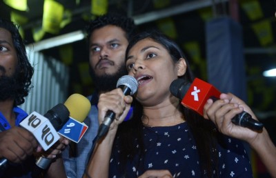 ނިހާނާއި އަދުރޭ ސިފައިންނާއި ފުލުހުންނަށް އަމުރުކުރާތީ ހިތާމަކުރަން: ރޮޒައިނާ