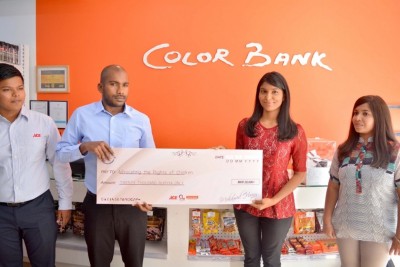 ކަލަބޭންކް އާއި އޭސް ހާޑްވެއާއިން އާކްއަށް 20،000 ރުފިޔާ ހަދިޔާ ކޮށްފި