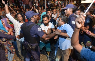 ނިހާނާއި އަދުރޭ ސިފައިންނާއި ފުލުހުންނަށް އަމުރުކުރާތީ ހިތާމަކުރަން: ރޮޒައިނާ