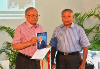 އުމަރު ޒާހިރުގެ ހަޔާތްޕުޅުގެ މައްޗަށް ފޮތެއް ނެރެފި