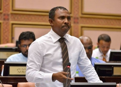 މި ސަރުކާރުން ދަނީ ވަކި ބަޔަކަށް ގާނޫނުތައް ފަރުމާ ކުރަމުން: އިދިކޮޅު މެމްބަރުން