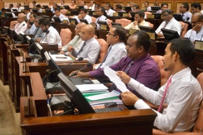 ރައީސް ކަމަށް ކުރިމަތިލެވޭ އުމުރު ބަދަލު ކުރާ ބަހުސް ނިންމާލައިފި، ވޯޓް މިއަދު 1:30 ގައި