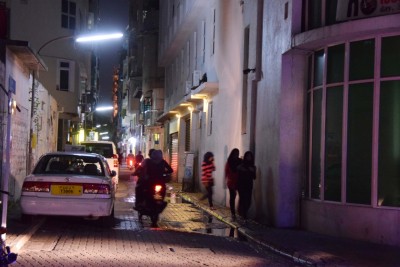 ފެން ހޮޅިއެއް ފަޅައިގެން ގޮސް ރޯޝަނީމަގުގައި ފެންބޮޑުވާތާ ހަފްތާއެއް