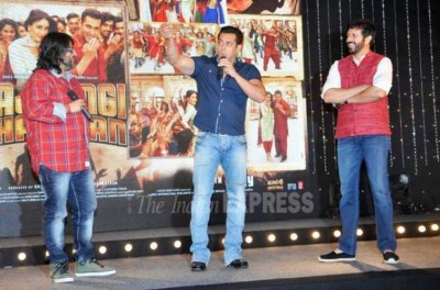 ބަޖްރަންގީ ބައިޖާން ޕްރޮމޯޓްކުރަން ސަލްމާން ވީޑިއޯ ކޮންފަރެންސް ބޭނުންކުރަނީ!