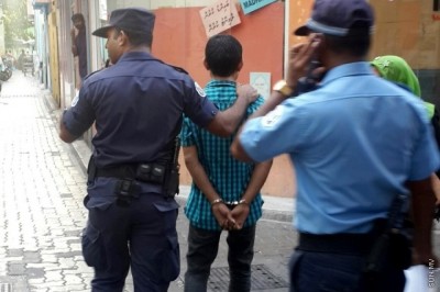 މަސްވެރިންގެ ޕާކުގައި ކާން ތިބި ކަމުގެ ތުހުމަތުގައި ތިން މީހަކު ހައްޔަރުކޮށްފި