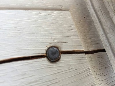 ހިންމަފުށީ ގެއެއްގެ ދޮރަށް ވަޒަނެއް ކަމަށް ބެލެވޭ އެއްޗެއް އަރާފައިވާތީ އެމައްސަލަ ބަލަން ފަށައިފި