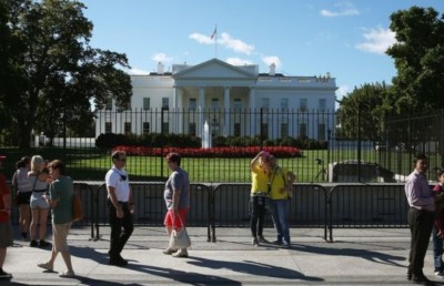 ވައިޓްހައުސްގެ ބޭރުގައި މީހަކު އަމިއްލަ ގަޔަށް ބަޑިޖަހާ މަރުވެއްޖެ