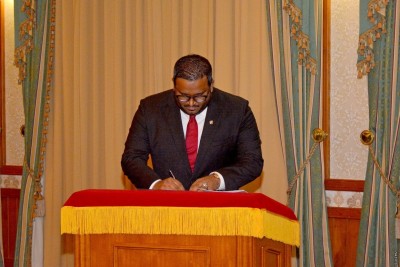 ބިން ވިއްކާލަނީއެއް ނޫން، ބިލިއަން ޑޮލަރުގެ ޕްރޮޖެކްޓްތައް ގެންނަން މިއުޅެނީ: ނައިބު ރައީސް