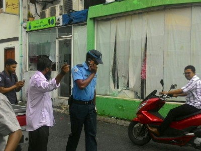 ކުޑަކުއްޖަކު ދުއްވި ސައިކަލެއް ކޮންޓުރޮލުން ނެއްޓި ފިހާރައަކަށް އަރައިފި