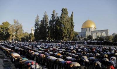 މުސްލިމުންގެ އެތައް މިލިޔަން ބަޔަކު ގެފުޅާއި މަސްޖިދުލްއަގްސާގައި އީދުނަމާދުކޮށްފި