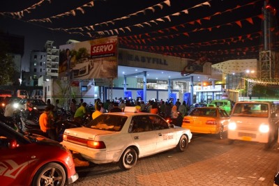 ޕެޓްރޯލް ކިޔޫ ކުޑަކުރަން އިތުރު މުވައްޒަފުން ނެރެ، ބަންދުކުރާ ވަގުތު ފަސްކުރަނީ