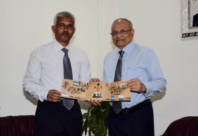 މިނިވަން 50ގެ ހަނދާނީ ސްޓޭމްޕް ސެޓެއް ރައީސް މައުމޫނަށް ހަދިޔާކޮށްފި