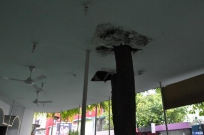 މިސްކިތްތަކުގެ މަރާމާތުތައް ބެއްލެވުމަށް މިނިސްޓަރު މިސްކިތްތަކަށް ޒިޔާރަތްކުރައްވައިފި
