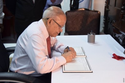 ކަލާމްގެ ތައުޒިޔާގެ ދަފްތަރުގައި ރައީސް މައުމޫނު ސޮއިކުރައްވައިފި