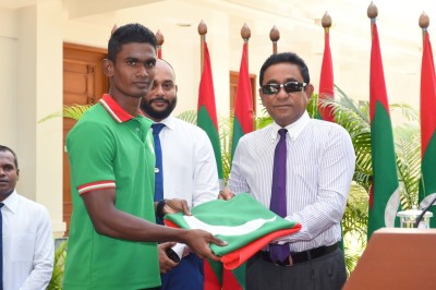 އައިއޯއައިޖީގައި ވާދަކުރާ ދިވެހި ކޮންޓިންޖެންޓްގެ ދިދަ އުފުލުމުގެ ޝަރަފު ދުވުންތެރިޔާ ސާއިދަށް