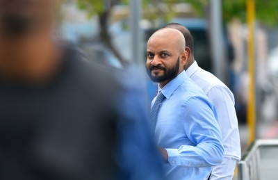ފާރިސް ވިދާޅުވީ "ނިމެނީ، މި ނިމެނީ" ކަމަށް!
