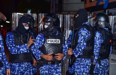 މުޒާހަރާގެ ތެރެއަށް ކަރުނަ ގޭސް ޖަހައިފި، އެކަމަކު މުޒާހަރާ ކުރިއަށް!