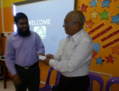ޕޭމްގެ އޮނަރަރީ މެމްބަރުކަން ވިލާ ކޮލެޖުގެ ރެކްޓާ އަށް ދެއްވައިފި