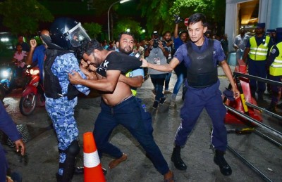 މުޒާހަރާގެ ތެރެއަށް ކަރުނަ ގޭސް ޖަހައިފި، އެކަމަކު މުޒާހަރާ ކުރިއަށް!