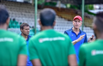 ތިން ކޯޗުންގެ ފުރަތަމަ ދުވަސް: ތަފާތު ވާހަކަތަކެއް!