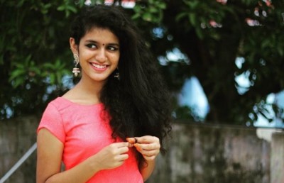 ޕްރިޔާ އަތުގައި މޮބައިލް ފޯނެއް ނޯވޭ!