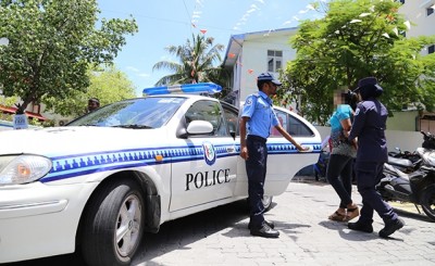 ފިރިހެނެއްގެ އަތުން ފޯނެއް ފޭރެން އުޅުނު އަންހެނަކު ހައްޔަރުކޮށްފި