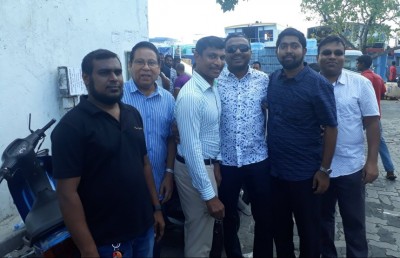 އިދިކޮޅު މެންބަރުންނާ އެކު ރިޔާޒް ހުންނެވި ފޮޓޯ އިން ބޮޑު ބަހުސެއް