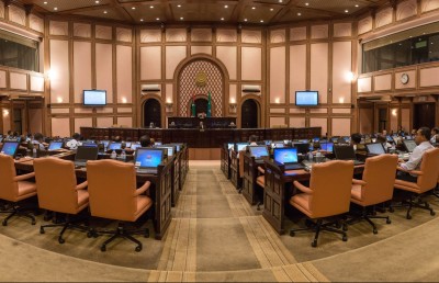 ގަސްދުގައި މެމްބަރުން ޖަލްސާ އަށް ނުދިއުމުން ޑެޑްލޮކަކަށް ހިނގައިދާނެ، ގާނޫނީ ހައްލެއް ހޯދަން ޖެހޭ: ދައުލަތް