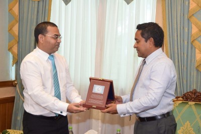 10،000 ރުފިޔާގެ ރެވެނިއު ސްޓޭމްޕް ރައީސް އަށް ހަދިޔާ ކުރައްވައިފި