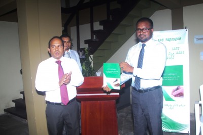 ކޮންޓްރެކްޓާ ބެހޭ ގާނޫނުގެ މައްޗަށް ލިޔެފައިވާ ފޮތެއް ނެރެފި