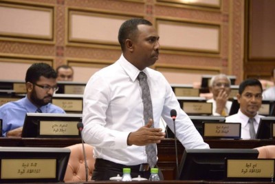 ރައީސް މައުމޫނަށް ޕީޕީއެމްގެ ރައީސްކަން ގެއްލޭ ފަދަ އިސްލާހެއް ހުށަހަޅައިފި