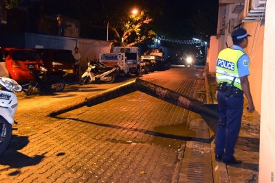 ސައިކަލެއްގައި ދިޔަ އަންހެނެއްގެ ބޮލުގައި ހޮޅިދަނޑިއަކުން ޖެހި ޒަހަމްވެއްޖެ