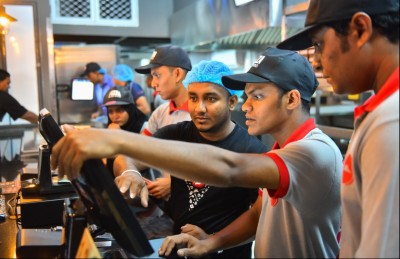 ނުހުޅުވަނީސް ޕިއްޒާ ހަޓް ކައިރީގައި ދިގު ކިޔޫއެއް ދަމާލައިފި