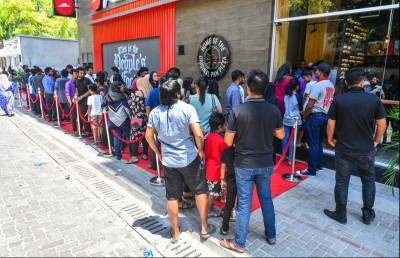 ނުހުޅުވަނީސް ޕިއްޒާ ހަޓް ކައިރީގައި ދިގު ކިޔޫއެއް ދަމާލައިފި