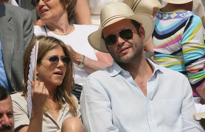 ޖެނިފާ އެނިސްޓަން އަށް ކުރީގެ ލޯބިވެރިޔާ ވިންސް ވޯގްގެ އެހީ