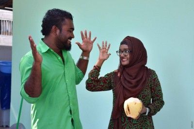 އަޑުނީވުނަސް ވާހަކަ ނުދެއްކުނަސް މި ދެމަފިރިންގެ ދިރިއުޅުން މާ ފުރިހަމަ!