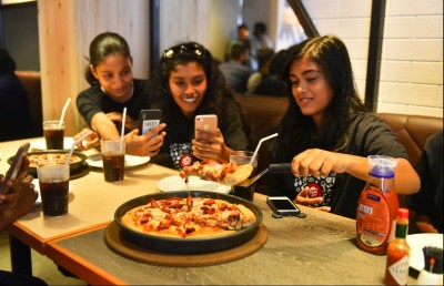 ނުހުޅުވަނީސް ޕިއްޒާ ހަޓް ކައިރީގައި ދިގު ކިޔޫއެއް ދަމާލައިފި