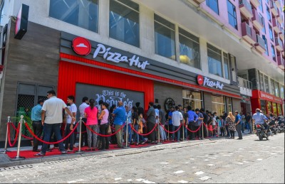 ނުހުޅުވަނީސް ޕިއްޒާ ހަޓް ކައިރީގައި ދިގު ކިޔޫއެއް ދަމާލައިފި