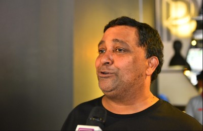 ނުހުޅުވަނީސް ޕިއްޒާ ހަޓް ކައިރީގައި ދިގު ކިޔޫއެއް ދަމާލައިފި