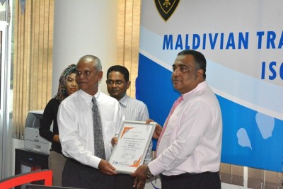 އައިއެސްއޯ މިންގަނޑަށް ޕާސްޕޯޓު ހިދުމަތް ދިނުމުގެ ސެޓުފިކެޓު ހަވާލުކޮށްފި