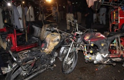 ޕާކިސްތާނުގެ ބަސް ޓާމިނަލެއްގެ ބޭރުގައި އެއްޗެއް ގޮވައި ނުވަ މީހުން މަރުވެއްޖެ