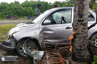 ކުޑަކުއްޖަކު ދުއްވި ކާރެއް ރުކަކަށް އަރައި ކާރު ހަލާކުވެއްޖެ